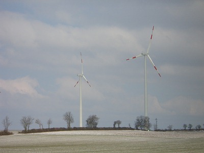 Windräder säumen den Weg
