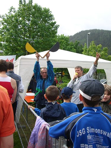 4. Panoramalauf Zweitälerland: Der Bürgermeister betätigt die Startklappe