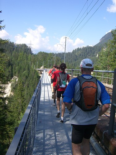 Auf Gitterrosten ber die Schlucht