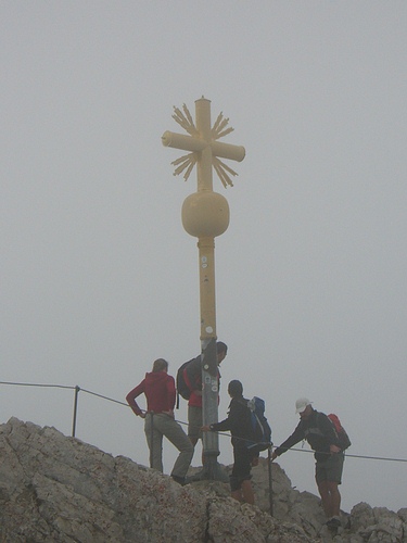 Unser Ziel - das Gipfelkreuz der Zugspitze auf 2962 Metern