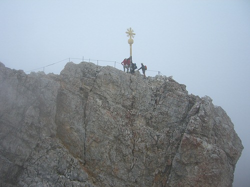 6. Zugspitz-Extremberglauf: Gipfelkreuz