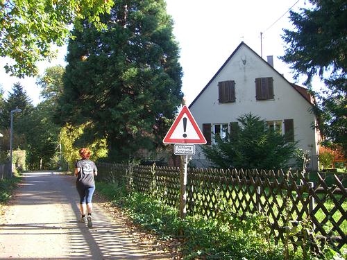 Bei der Casa Urtica zweigt sich der Weg. Wir laufen links weiter.